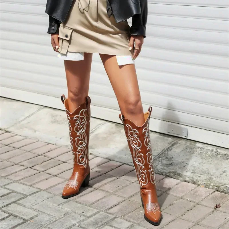 Chaussures santiags pour femme Yehaw CELIA en marron, style élégant avec détails en cuir pour un look sophistiqué.
