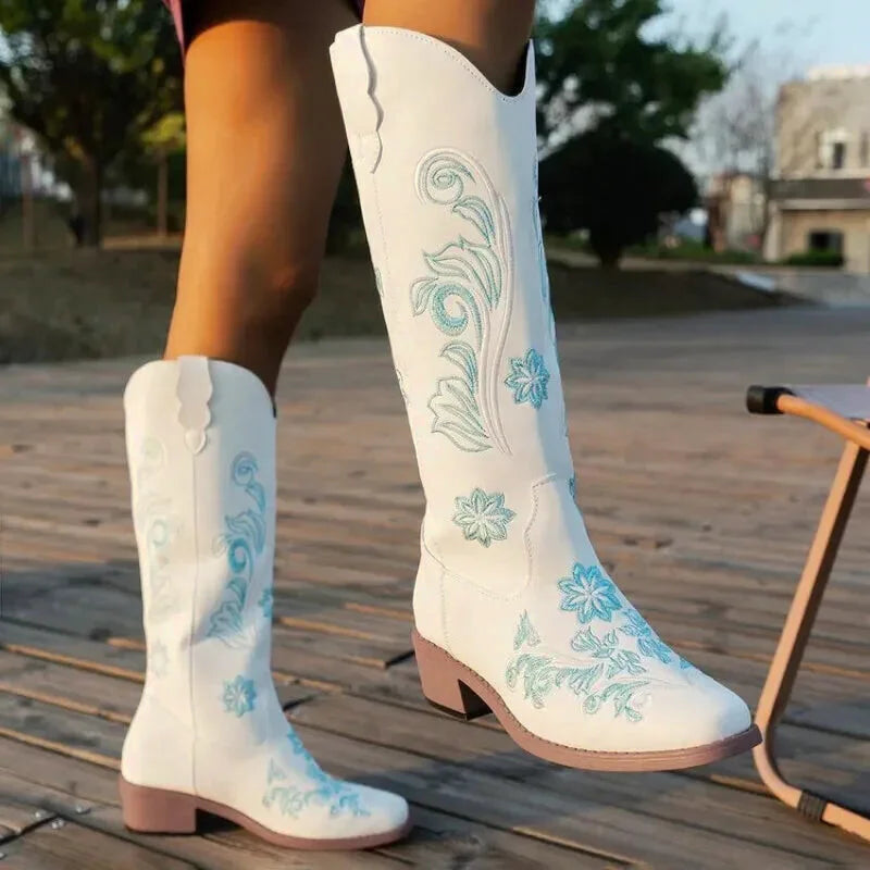 Santiags pour femme Yehaw Adriana en blanc, chaussures élégantes en cuir avec talon moyen, visibles sur fond neutre.