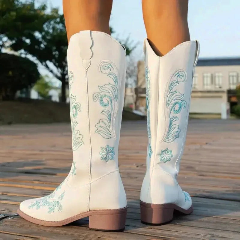 Sandales pour femme Adriana Santiag Yehaw blanches, en cuir avec talons, visibles en gros plan.