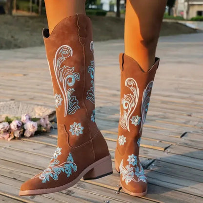 Chaussures santiag pour femme Yehaw Adriana en marron, détail en cuir avec talon moyen, vue de face.