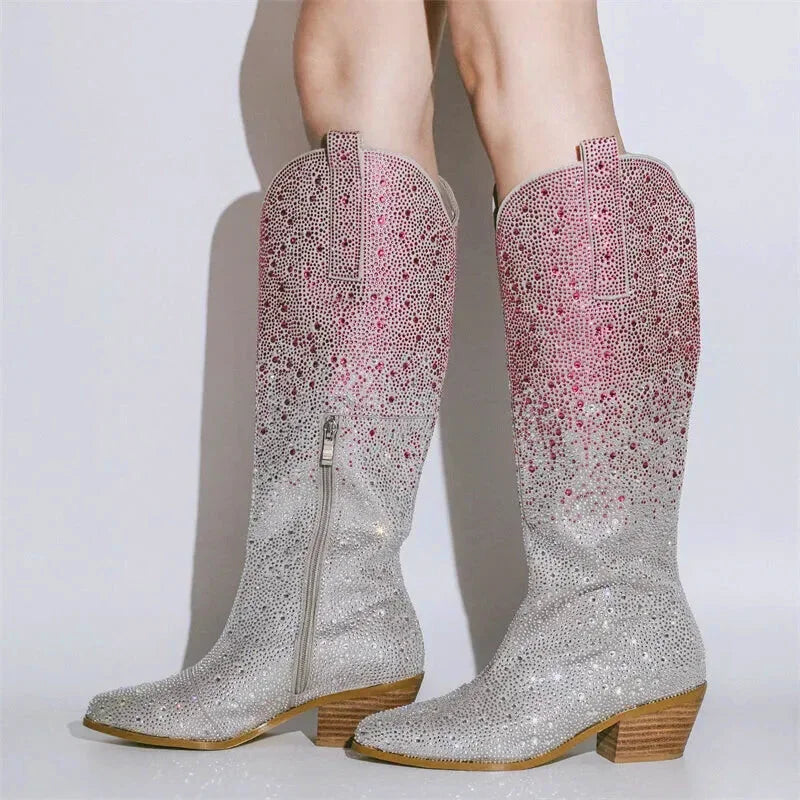 Chaussures santiag pour femme Yehaw Amour en rose et argent, avec design élégant et détails raffinés.