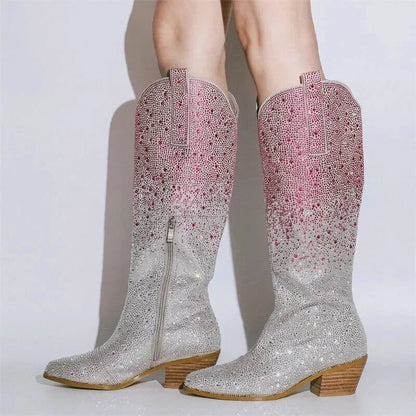 Chaussures santiag pour femme Yehaw Amour en rose et argent, avec design élégant et détails raffinés.