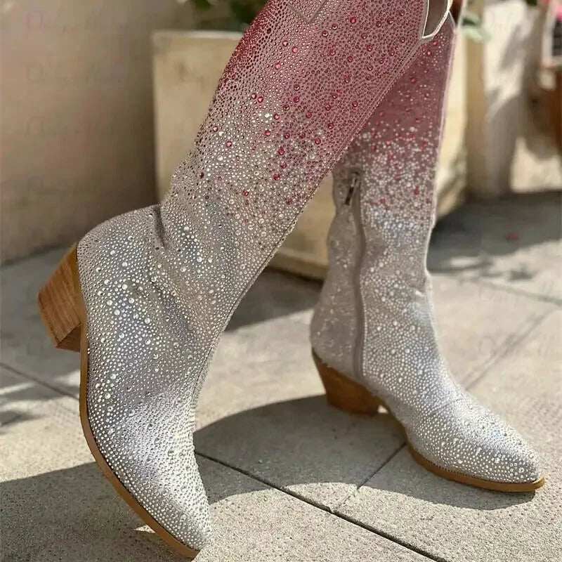 Chaussures santiags pour femme Yehaw Amour en rose et argent, avec détails élégants et style western moderne.