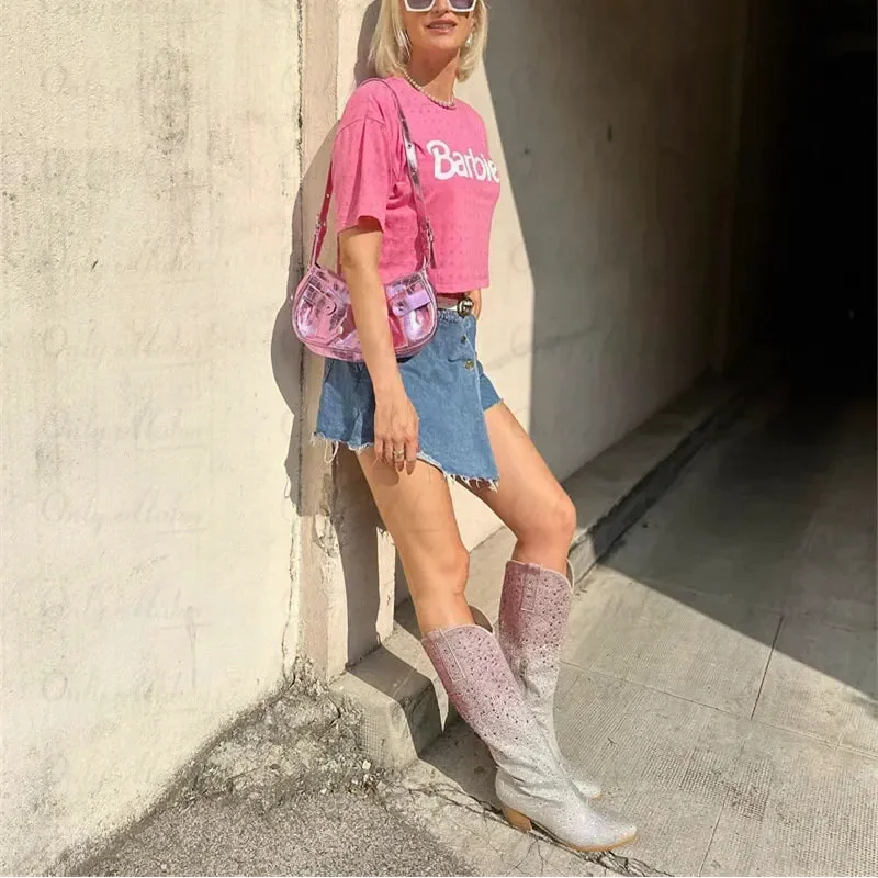 Chaussures santiag pour femme Yehaw AMOUR en rose et argent, style élégant avec détails métalliques.