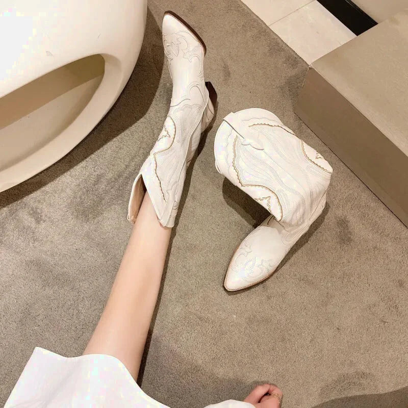 Chaussures santiag pour femme Yehaw Anais en beige, design élégant avec détails en cuir, vue de côté.