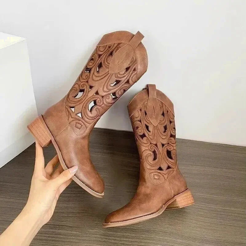 Chaussures santiag pour femme Angelica de la marque Yehaw, en marron, visibles en gros plan.