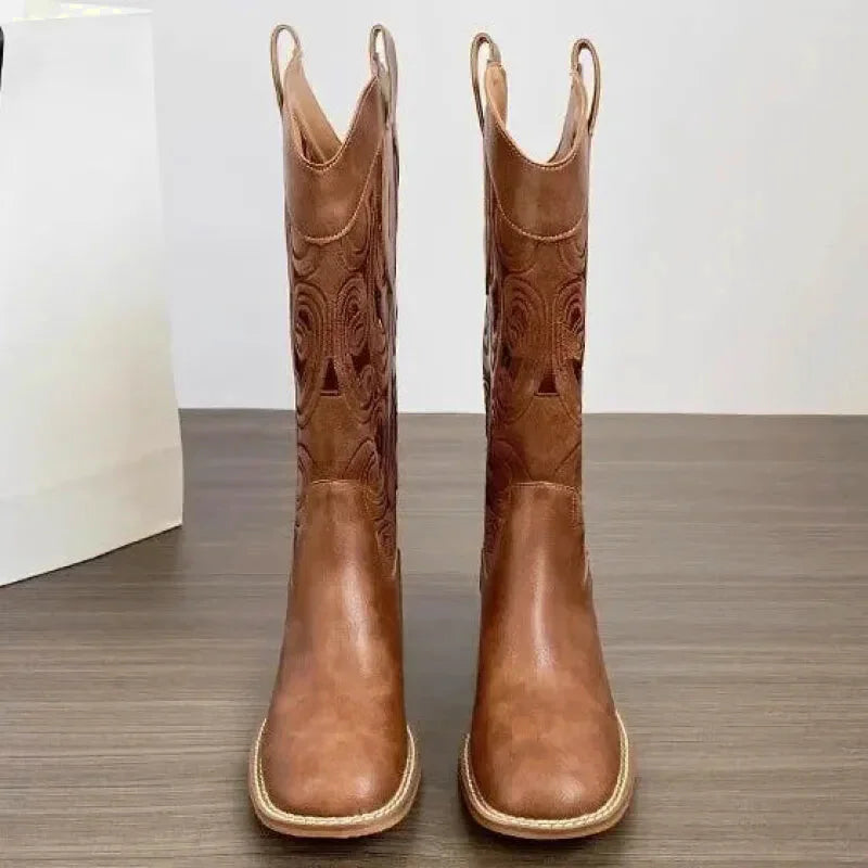Chaussures santiags pour femme Angelica Yehaw en marron, avec détails en cuir et style élégant.