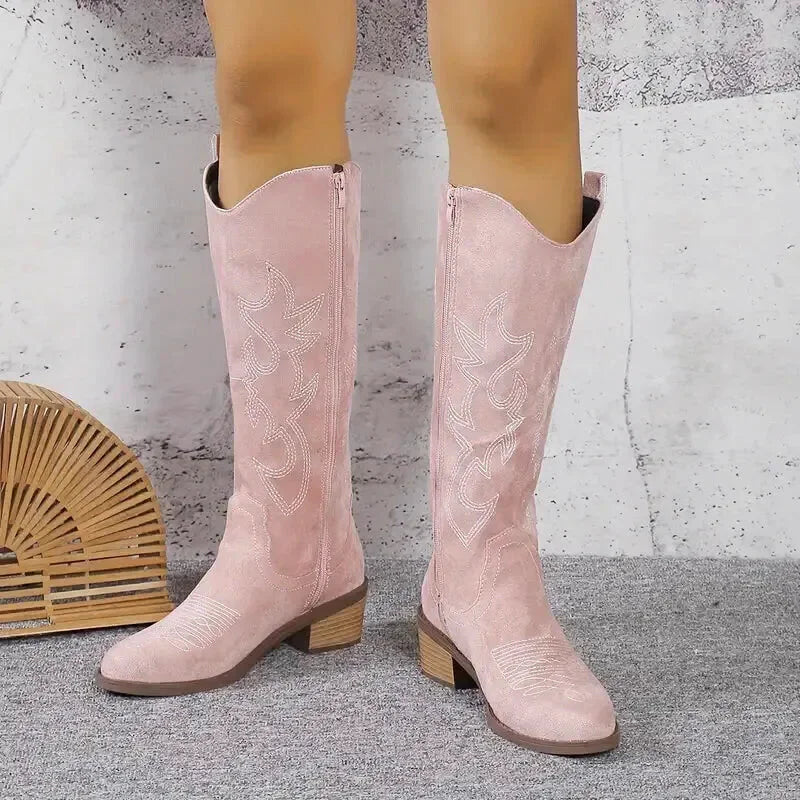 Chaussures santiag pour femme Yehaw Antonia en rose, élégantes et modernes, avec détail de finition en cuir.