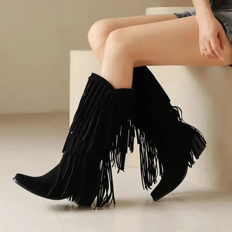 Santiags pour femme Yehaw Araceli en noir, avec détails en cuir et semelle robuste, chaussures élégantes et confortables.