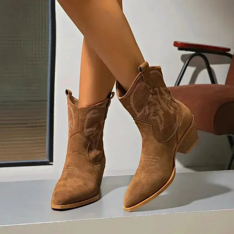 Chaussures santiag pour femme Yehaw Aurore en marron, détails en cuir avec design élégant et moderne.