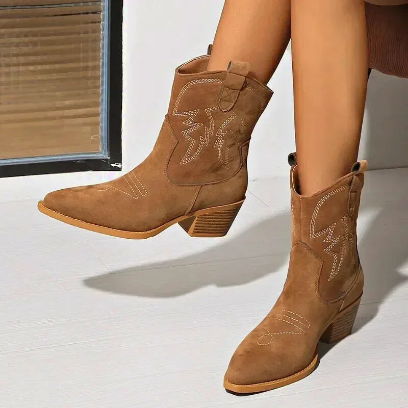 Chaussures santiag pour femme Yehaw Aurore en marron, vue de côté, avec détails en cuir et talon moyen.