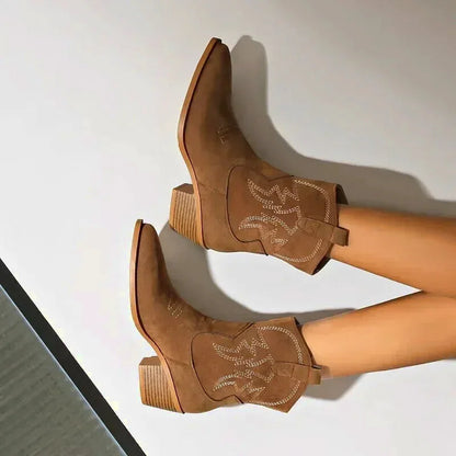 Chaussures santiag pour femme Yehaw Aurore en marron, détail de la finition en cuir et style élégant.