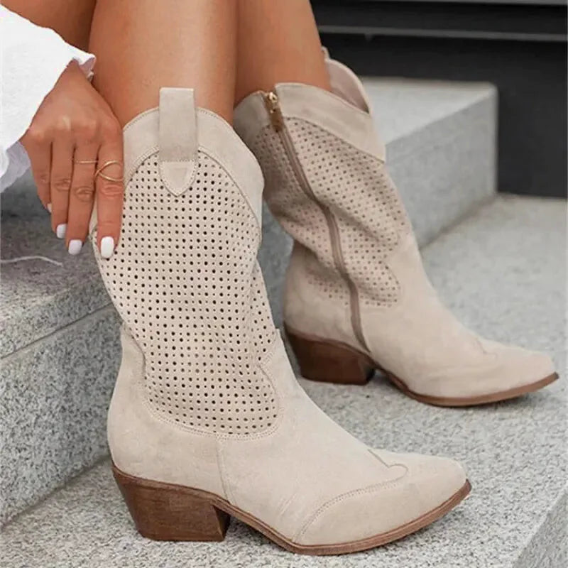 Chaussures femme Yehaw Barb Santiag beige avec talon, en cuir, détaillées avec coutures visibles et semelle en caoutchouc.