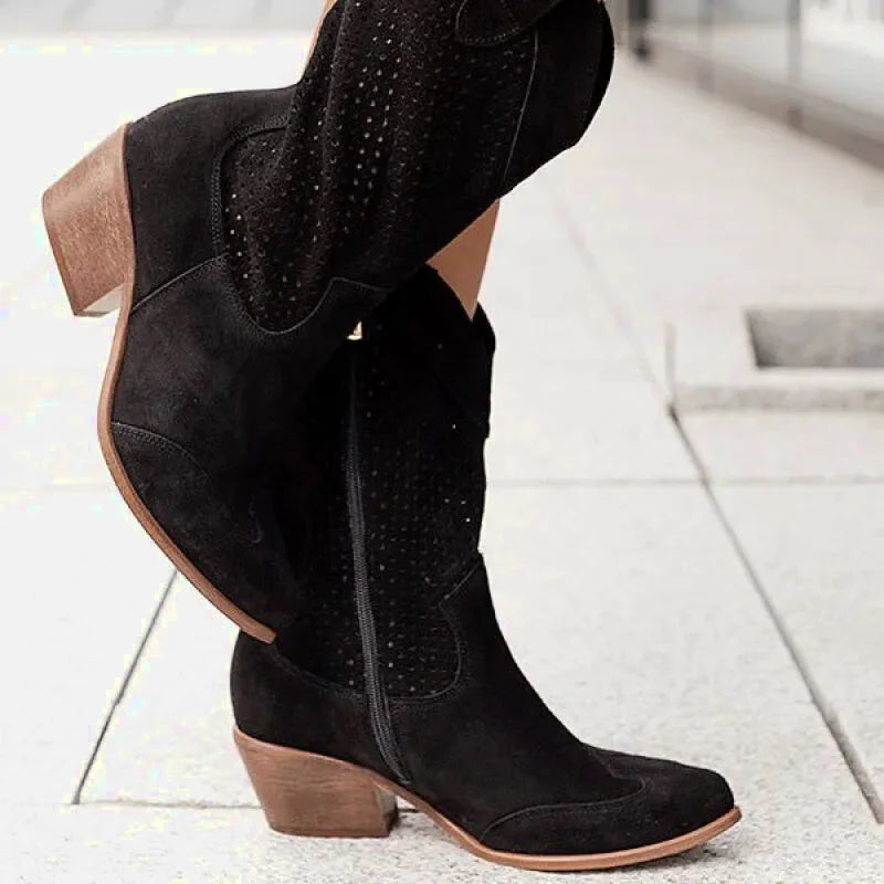 Chaussures Santiag pour femme Yehaw en noir, vue de côté, avec détails en cuir et talon confortable.