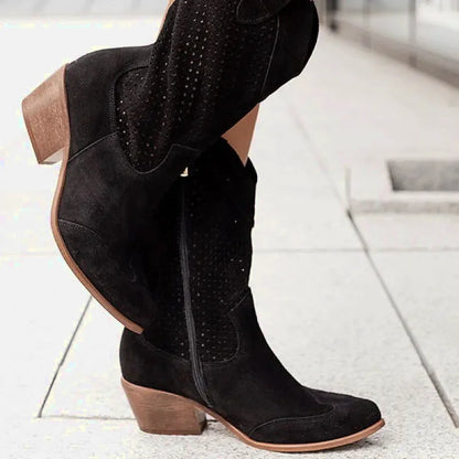 Chaussures Santiag pour femme Yehaw en noir, vue de côté, avec détails en cuir et talon confortable.