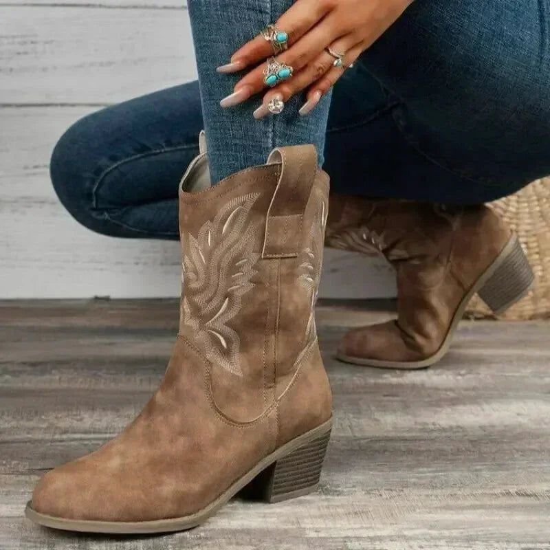 Sandales pour femme Barbara Santiag Yehaw en marron, modèle confortable avec semelle en cuir et design tendance.