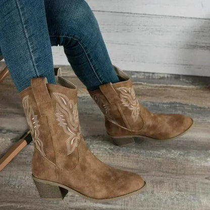 Sandales pour femme Yehaw Barbara Santiag en marron, style décontracté avec semelle en cuir et détails en cuir tanné naturel.