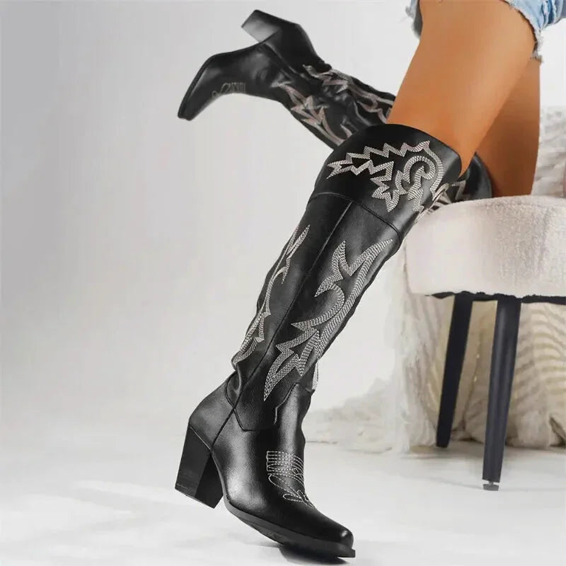 Chaussures santiag pour femme Yehaw Beatrice en noir, vue de face, avec détails de la texture en cuir et talon moyen.
