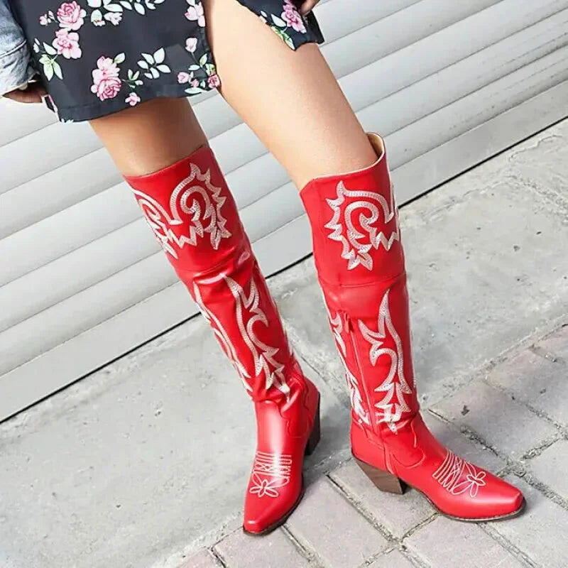 Chaussures santiag pour femme Yehaw Beatrice en rouge, vue de face, avec détails de la finition en cuir.