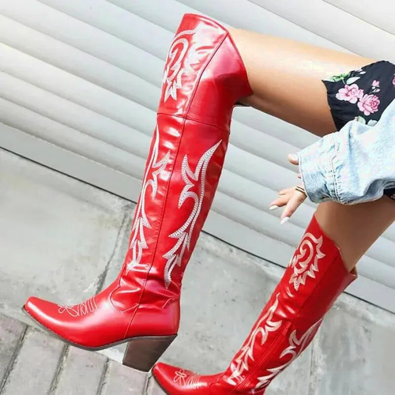 Chaussures santiags pour femme Yehaw Beatrice en rouge, vue de face, avec détails en cuir et talon moyen.
