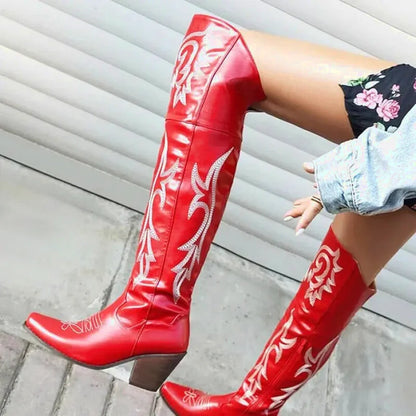 Chaussures santiags pour femme Yehaw Beatrice en rouge, vue de face, avec détails en cuir et talon moyen.