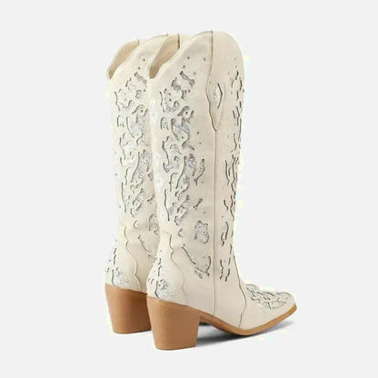 Chaussures santiags pour femme Yehaw Bernarda en beige, avec détails en cuir et style élégant.