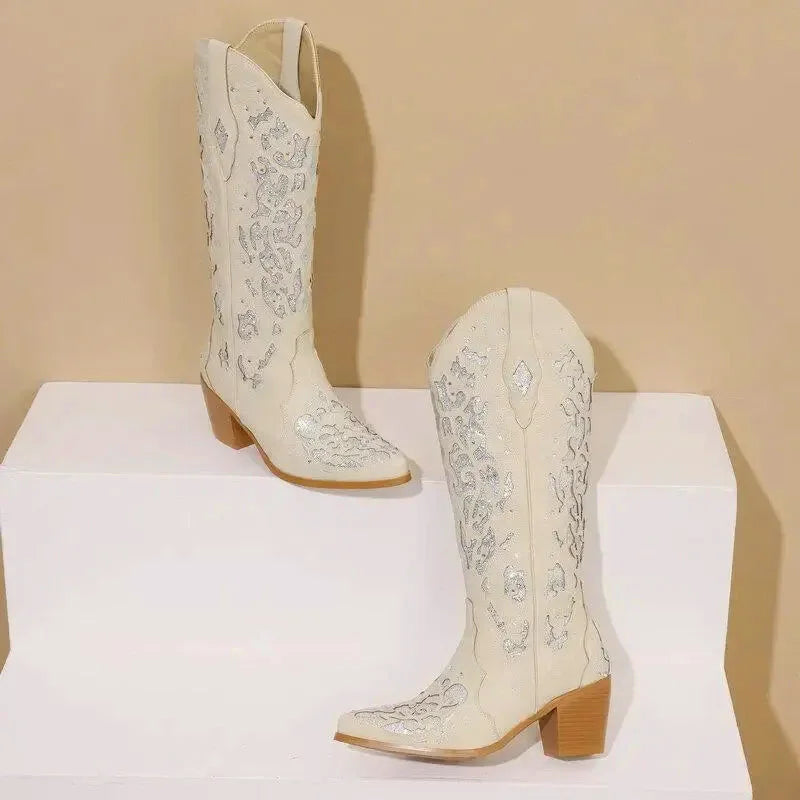 Chaussures santiag pour femme Bernarda Yehaw beige, vue de côté, en cuir avec talon moyen et détails de couture élégants.