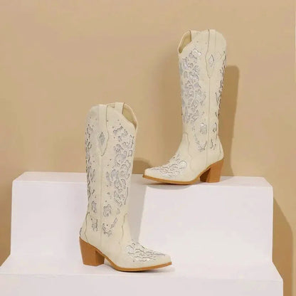 Santiags pour femme Yehaw Bernarda beige en cuir avec détails tressés et semelle en caoutchouc, vue de face.