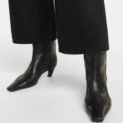 BERTA Santiag pour femme Yehaw en noir, chaussures élégantes en cuir avec talons, vues de côté sur fond neutre.