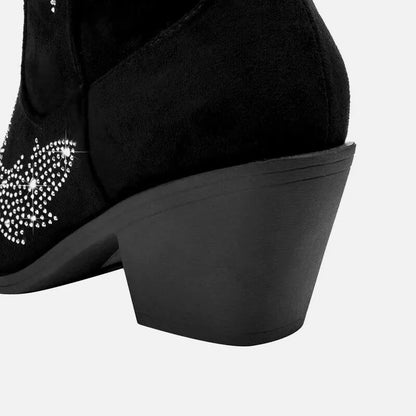 BESSIE santiags pour femme Yehaw en cuir noir, chaussures élégantes avec talon moyen et détails en cuir noir.