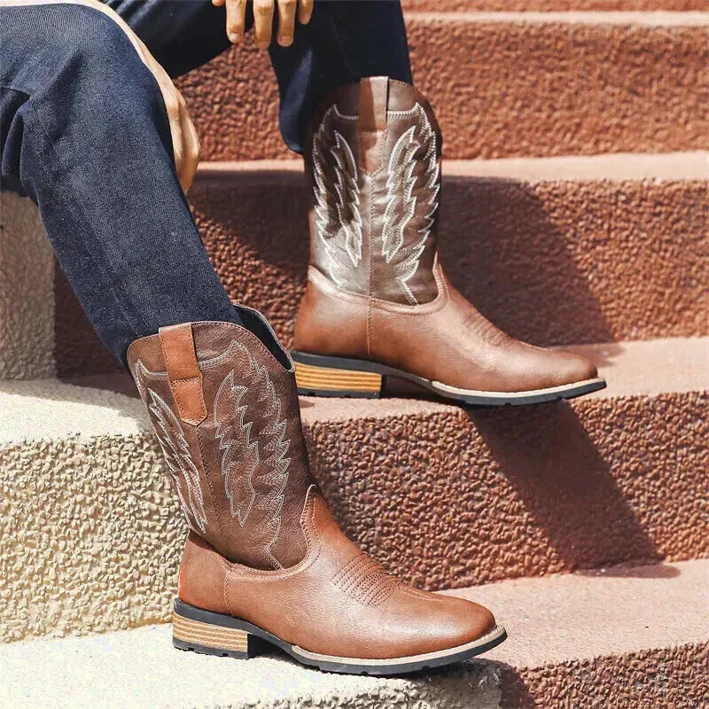 Chaussures santiags pour homme Yehaw BILLY en marron, vue de face, en cuir avec détails de broderie et semelle en caoutchouc.