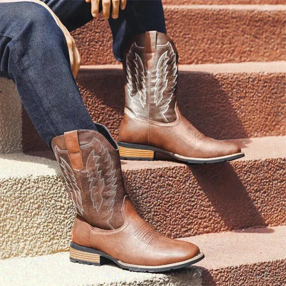 Chaussures santiags pour homme Yehaw BILLY en marron, vue de face, en cuir avec détails de broderie et semelle en caoutchouc.