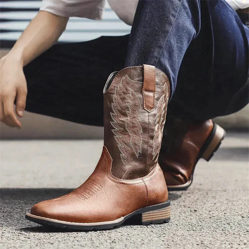 Chaussures santiag pour homme Yehaw Billy en marron, vue en gros plan, en cuir avec détails de couture.