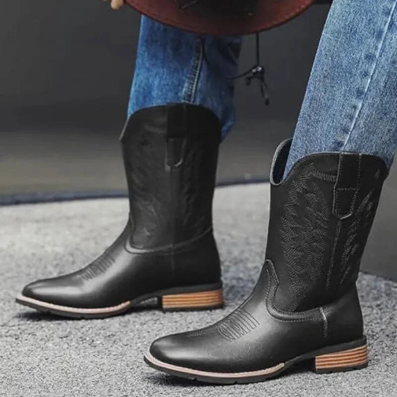 Chaussures santiags pour homme Yehaw Billy en cuir noir, vue de face avec détails de la semelle et de la tige.