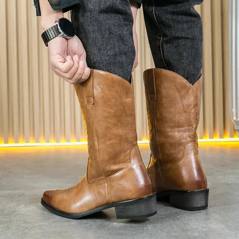 Chaussures santiags pour homme Yehaw marron, en cuir avec détails traditionnels, vue de côté sur fond neutre.
