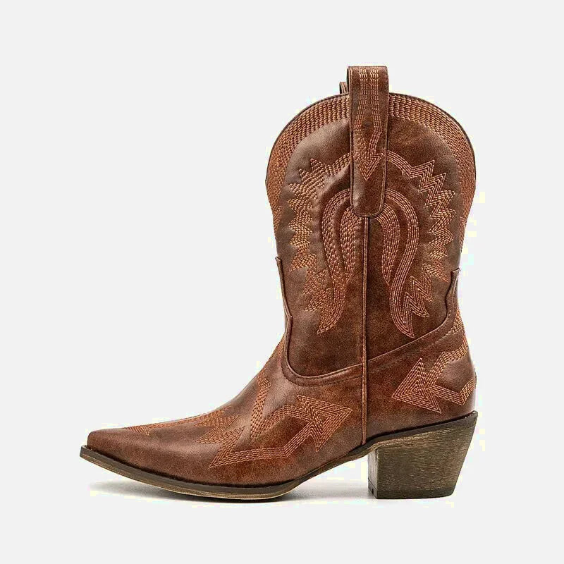 Chaussures santiags pour femme Yehaw Camila en marron, élégantes et confortables, visibles en angle sur fond neutre.