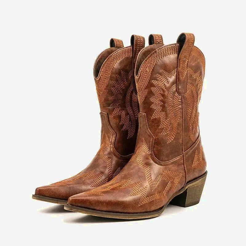 Chaussures santiag pour femme Yehaw Camila en marron, détail de la finition en cuir et talon moyen, look élégant et tendance.