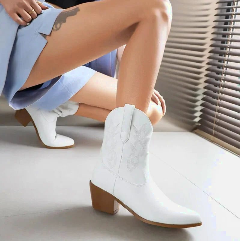 Chaussures santiags pour femme Yehaw Carla en blanc, vue en gros plan montrant le design élégant et la texture du cuir.