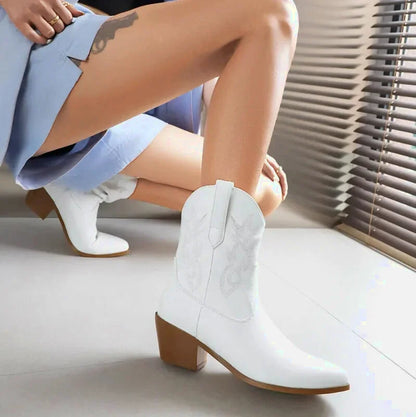 Chaussures santiags pour femme Yehaw Carla en blanc, vue en gros plan montrant le design élégant et la texture du cuir.