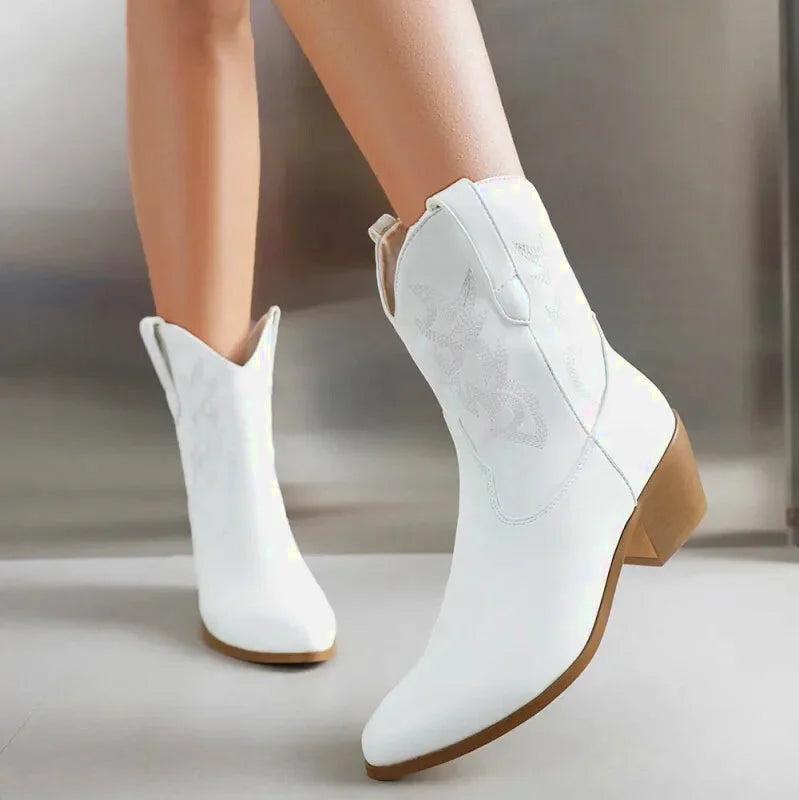 Chaussures santiag pour femme Carla de Yehaw en blanc, design élégant et moderne, visibles sur cette image.