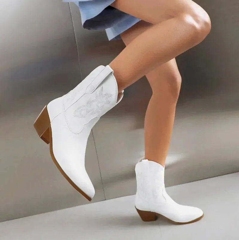 Chaussures santiags pour femme Yehaw Carla en blanc, vue de côté, avec talon et détails en cuir élégant.