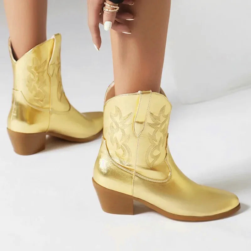 Chaussures santiags pour femme Carla de Yehaw en or, avec design élégant et détails sophistiqués.