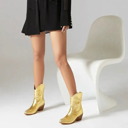 Chaussures santiags pour femme Carla de Yehaw en or, en cuir avec détails élégants, visibles sur l'image.