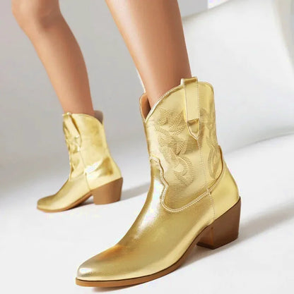 Chaussures santiag pour femme Carla Yehaw en or, visibles avec détails en cuir et talon, élégantes et tendance.