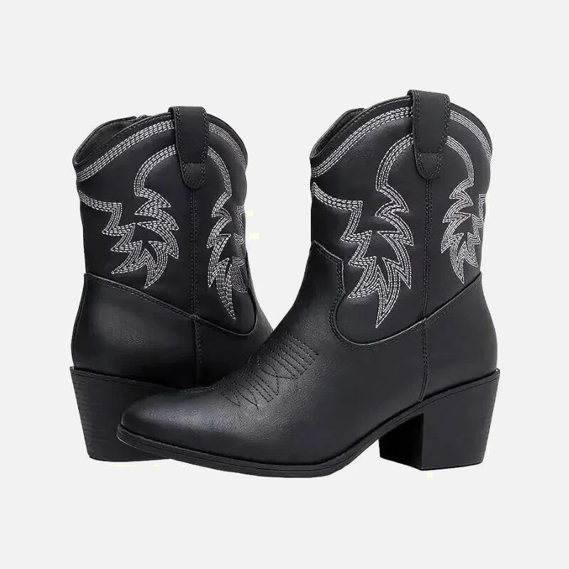 Chaussures santiags pour femme CARMELA Yehaw en cuir noir, talon moyen, style western élégant, vue de face.