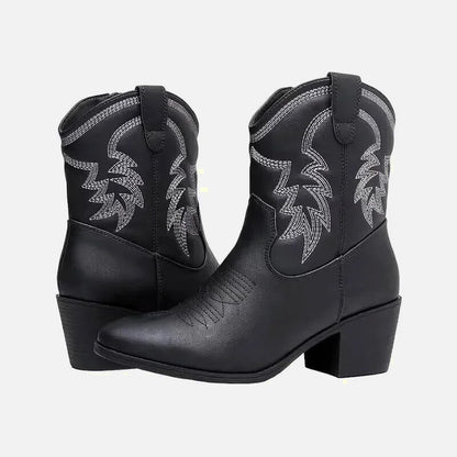 Chaussures santiags pour femme CARMELA Yehaw en cuir noir, talon moyen, style western élégant, vue de face.