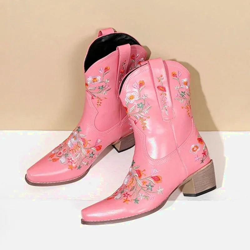 Chaussures santiags pour femme Yehaw Carmen en rose, vue de face, avec détails de la texture en cuir et talon élégant.