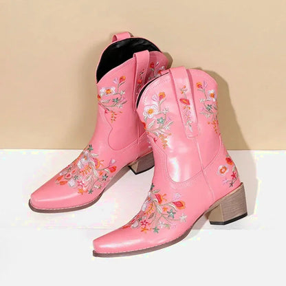 Chaussures santiags pour femme Yehaw Carmen en rose, vue de face, avec détails de la texture en cuir et talon élégant.