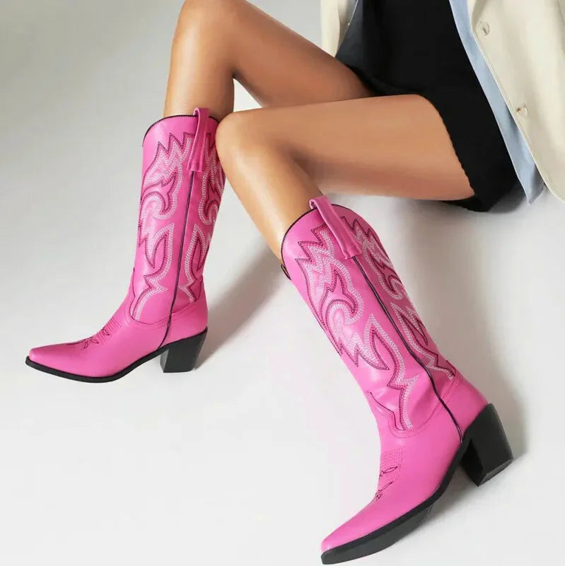 Chaussures santiag pour femme Cecilia Yehaw de couleur rose, style élégant et tendance, vue de côté.