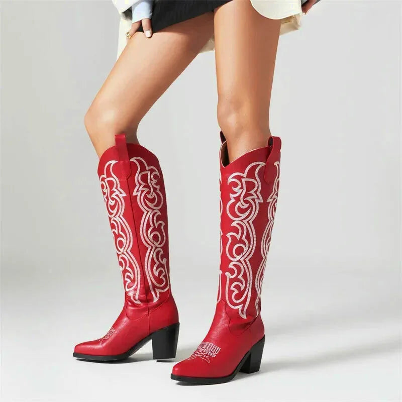 Chaussures santiags pour femme Yehaw Celia en rouge, élégantes et tendance, avec détail en cuir et semelle robuste.